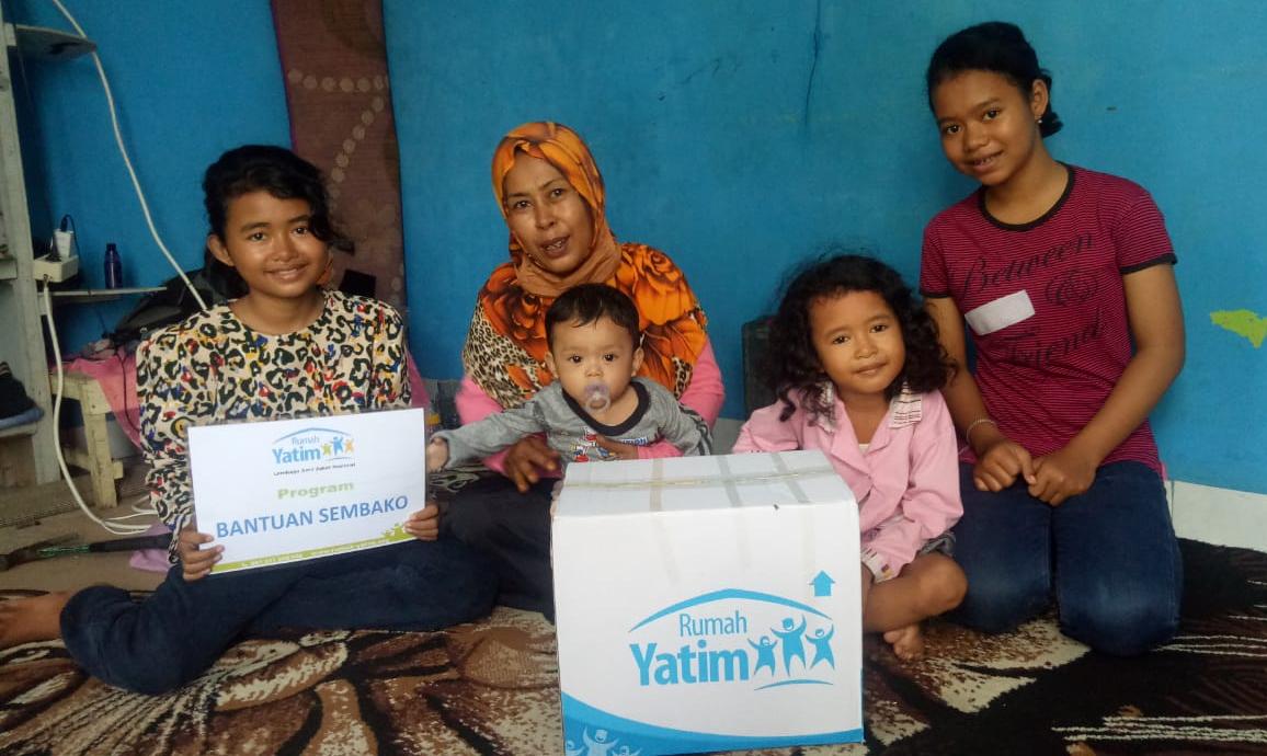 Rumah Yatim Berikan Bantuan Bahan Pokok Untuk Ibu Solihati