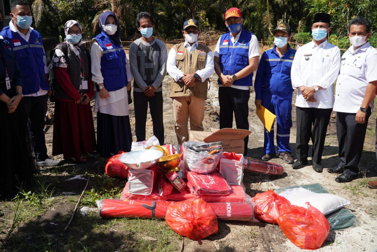 Sekda Kampar Serahkan Bantuan Kebakaran Rumah Warga Di Petapahan Tapung