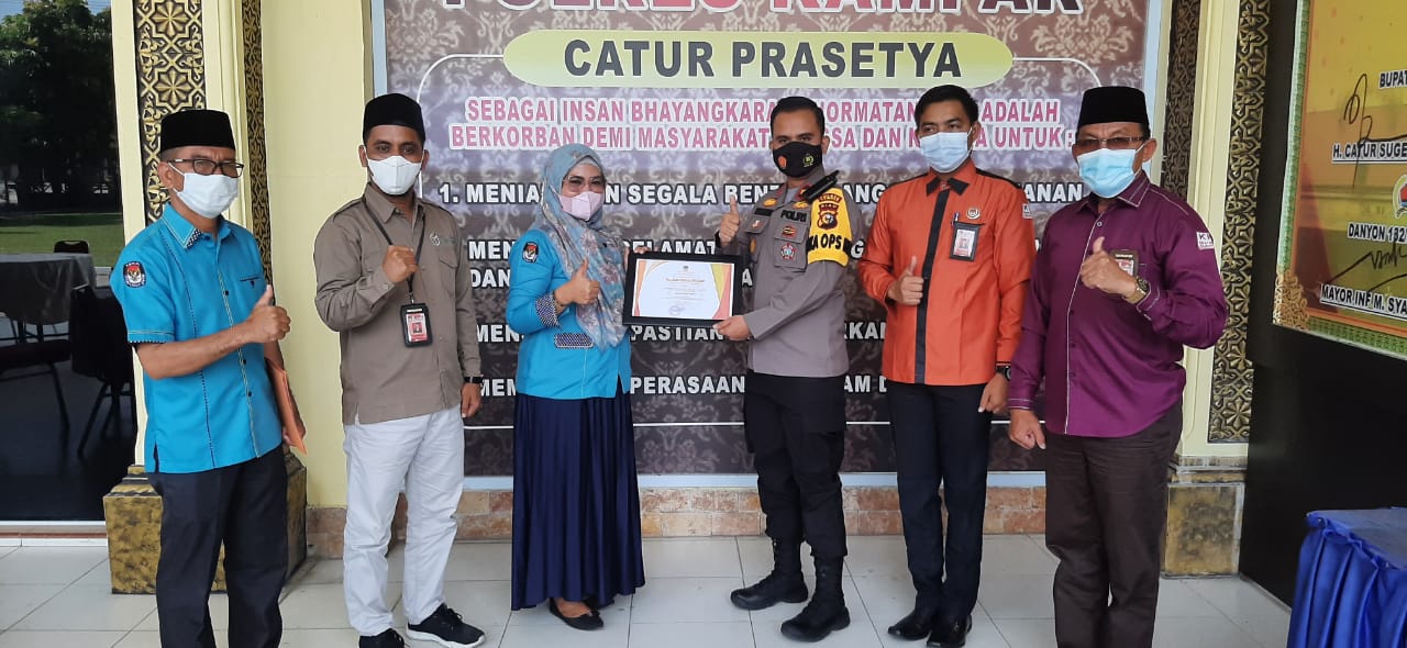 Ketua KPU Kabupaten Kampar Berikan Penghargaan Kepada Kapolres dan Waka Polres Kampar