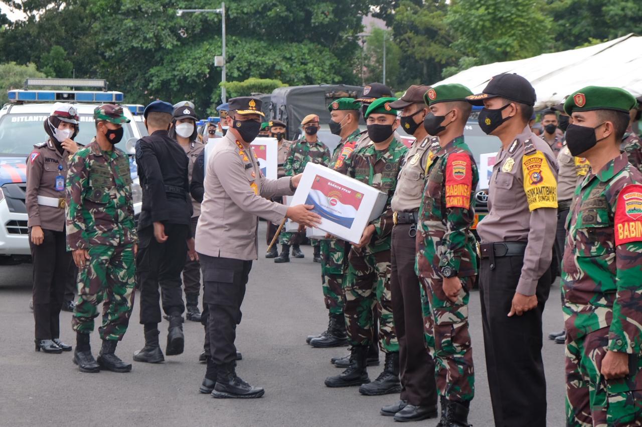 Berjuang Bersama Melawan Covid-19, Kapolda Bersama Danrem Lepas Penyerahan 503 Paket Bansos