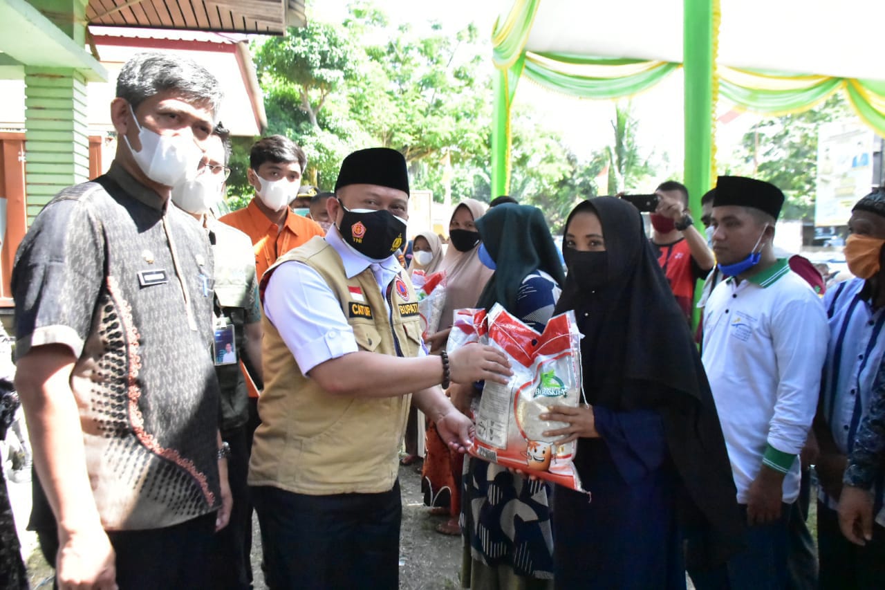 Bupati Kampar Resmi Serahkan Beras PPKM Untuk 40.158 KPM