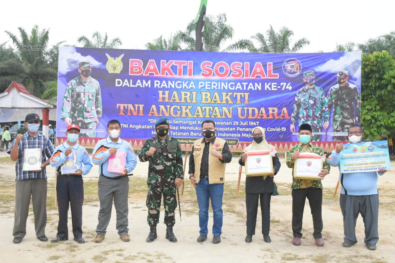 Bersama Danlanud Roesmin Nurjadin, Bupati Kampar Ikuti Bakti Sosial Peringatan Hari Bakti TNI AU Ke 74