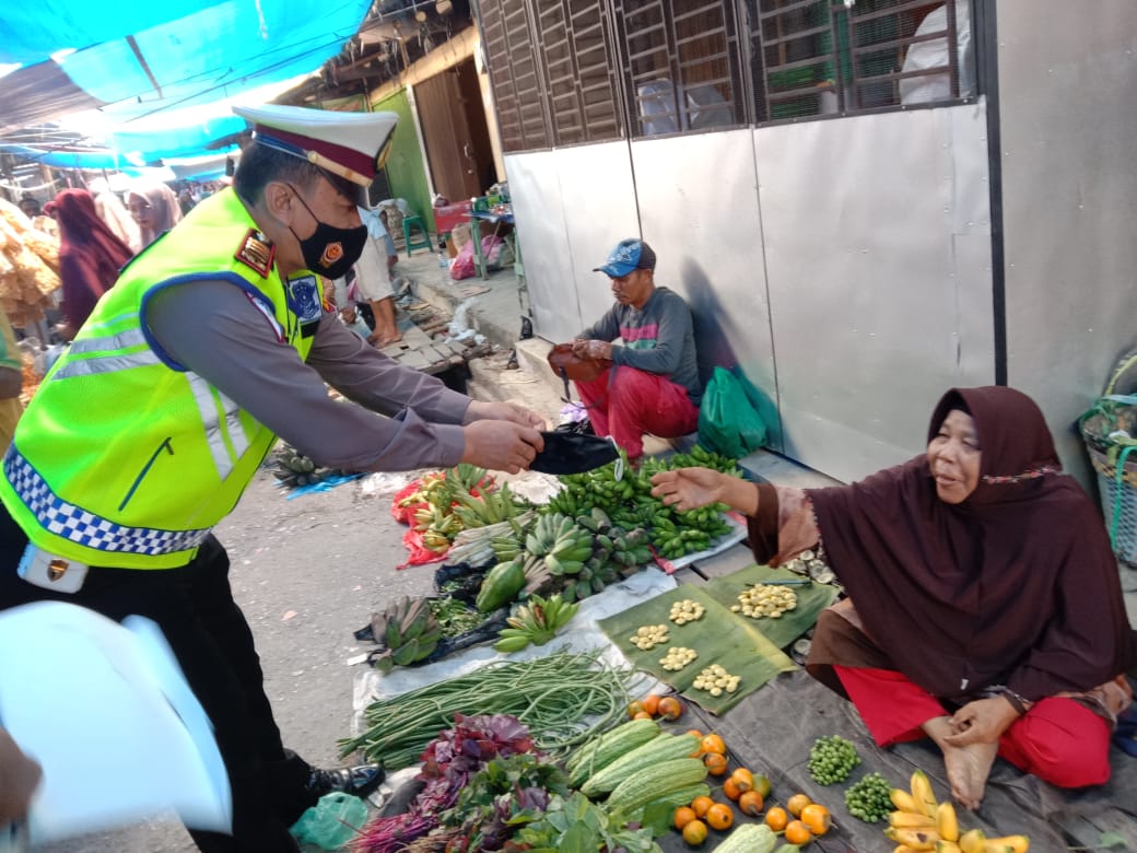 Kasat Lantas Polres Kampar Beri Himbauan Protkes dan Bagi Masker di Pasar Air Tiris