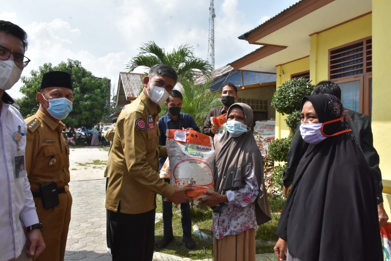 Kembali Bupati Kampar Serahkan Beras PPKM Untuk Kecamatan Tapung