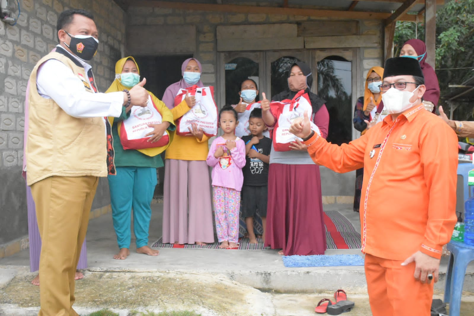 Masih Banyak Yang Belum Dapat Program PKH dan BLT,  Bupati Kampar Sisir Masyarakat Bagikan Bantuan langsung Kerumah Warga