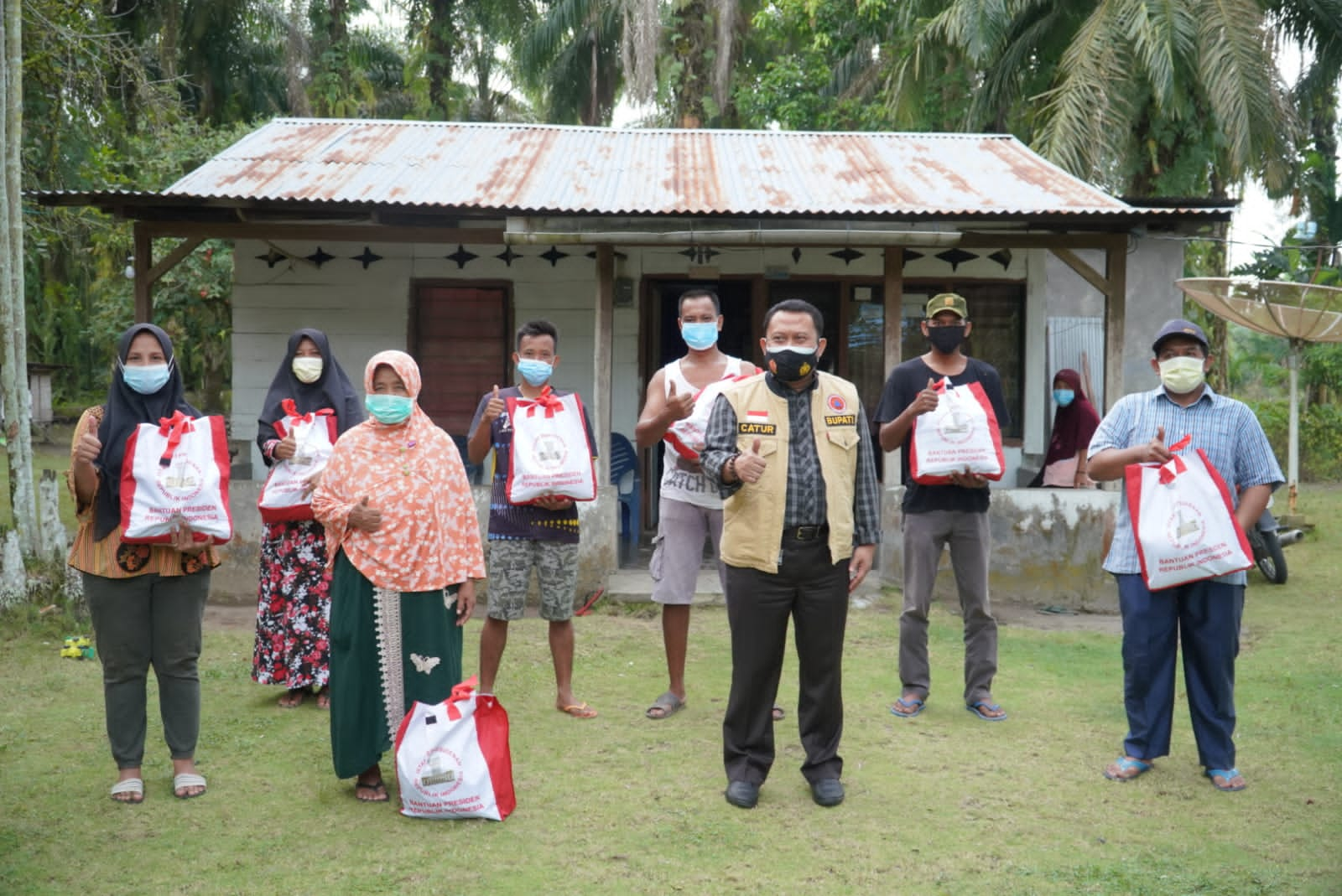 Kembali Catur Sugeng Sambangi Warga  Untuk Serahkan Bantuan Sembako