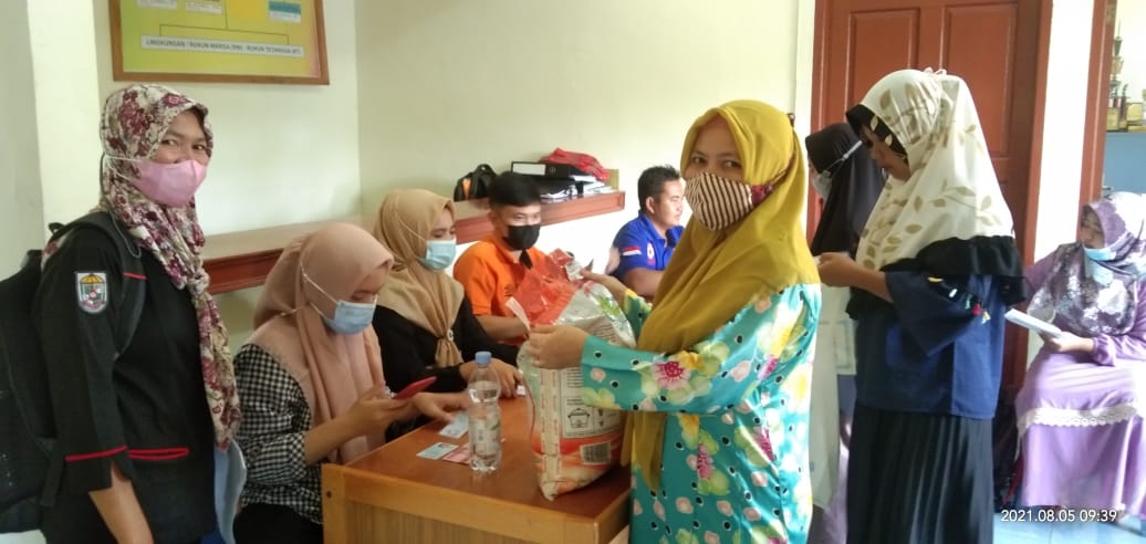 PT. Pos Indonesia Cabang Pangkalan Kerinci Serahkan BST Tahap 5 dan 6 di Kelurahan Teluk Meranti