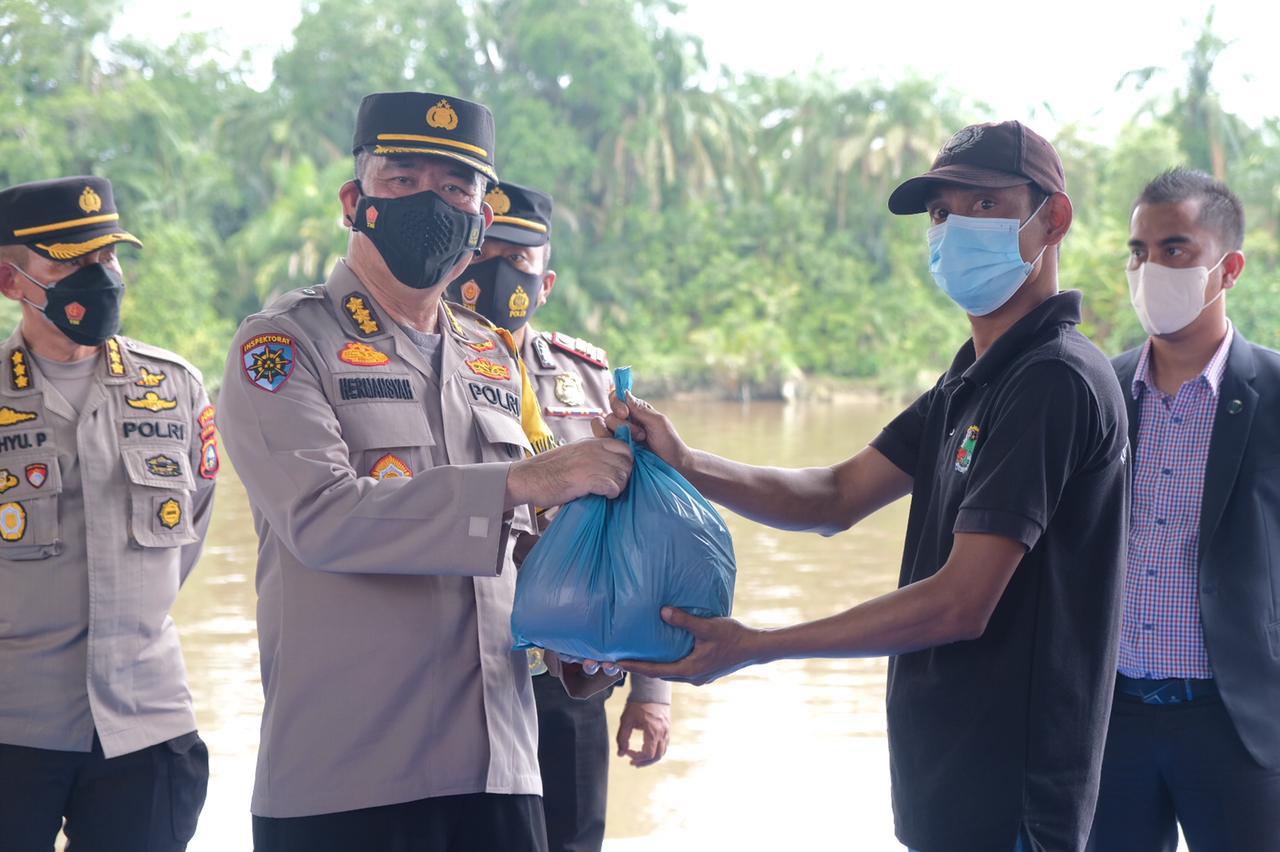 Menandai 30 Tahun Pengabdian, Alumni Akpol 1991 Riau Bagikan 1020 Paket Sembako