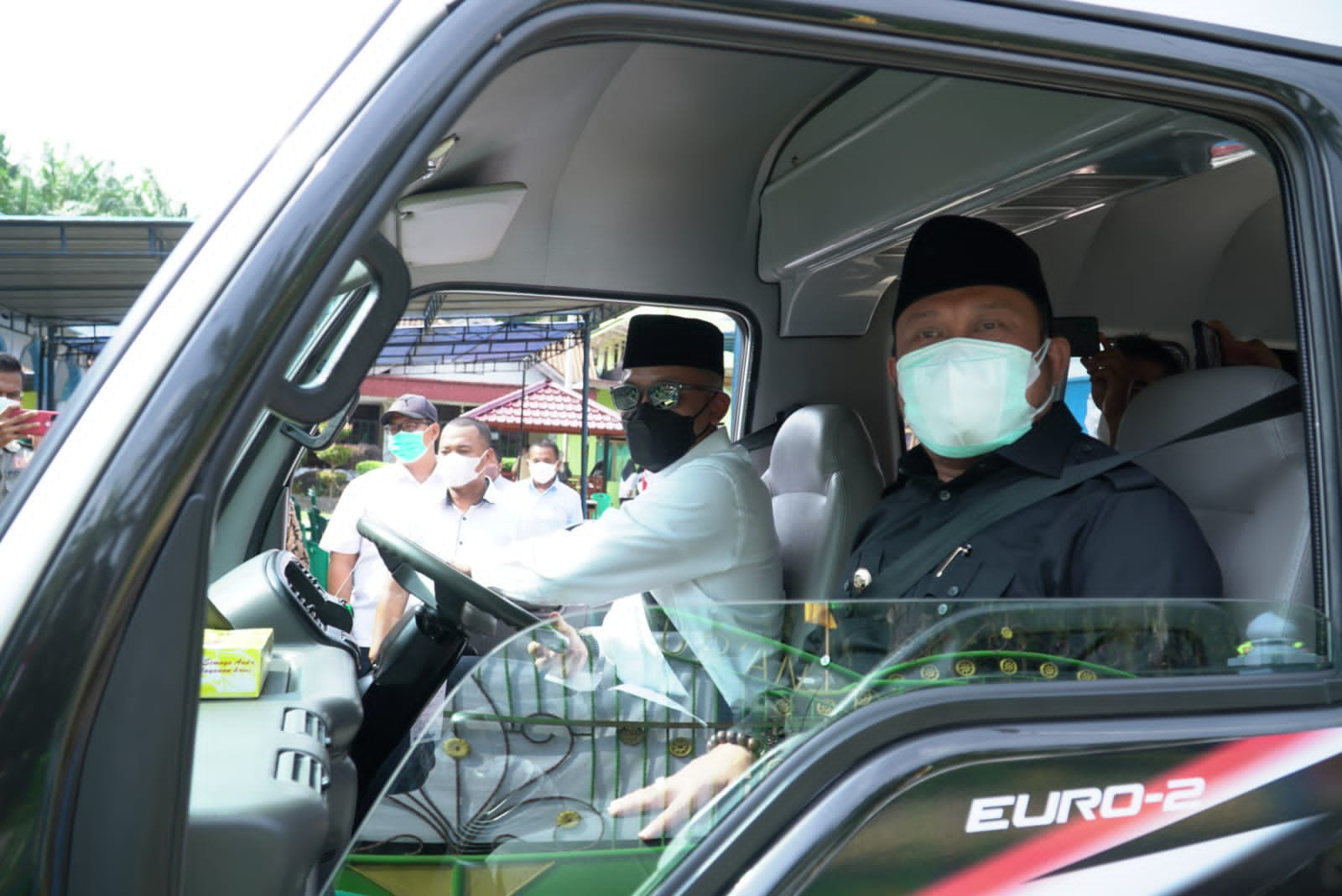 Bupati Kampar Serahkan Satu Unit Mobil untuk Ponpes Darul Qur’an Al-Karim Sari Galuh