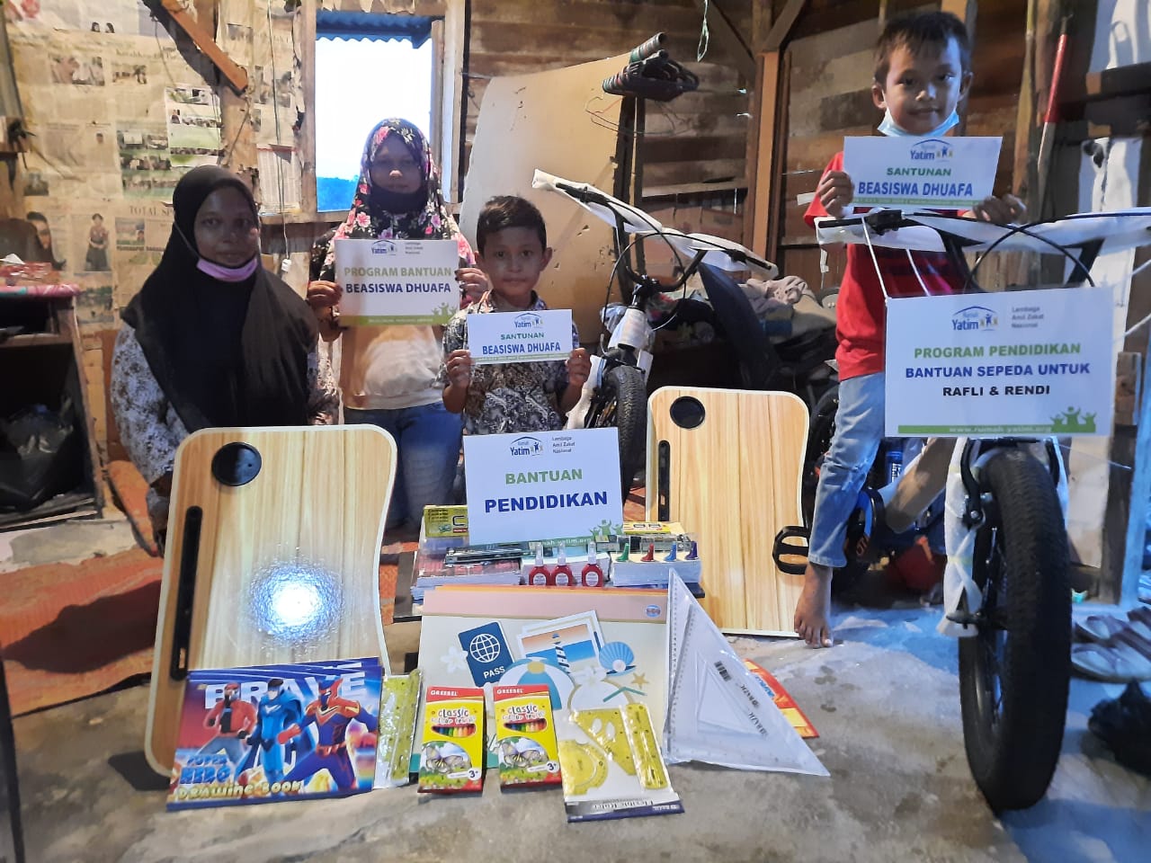 Senyum Bahagia Rafly Dan Keluarga Saat Mendapat Bantuan Pendidikan Dari Rumah Yatim