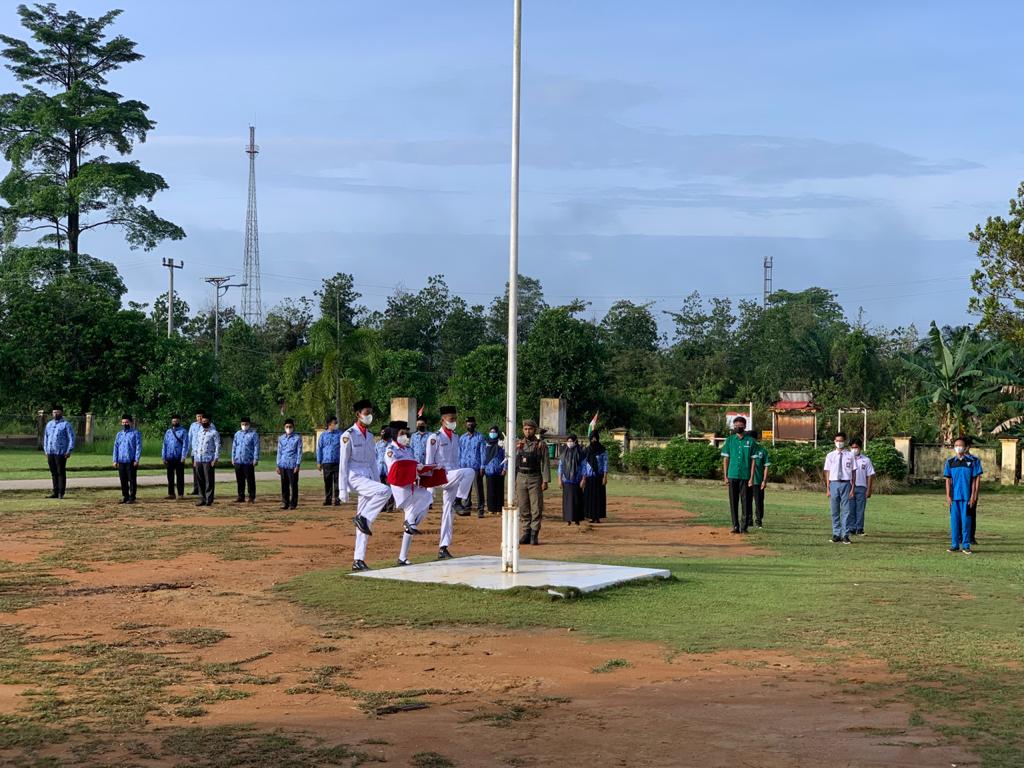 Upacara Pengibaran Bendera Merah Putih Peringatan HUT RI Ke-76 Dikecamatan Kerumutan