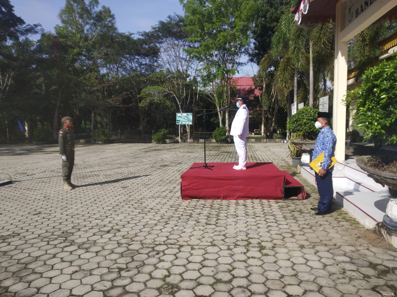 Pemerintah Kecamatan Bandar Sekijang Laksanakan Upacara Pengibaran Bendera Merah Putih Dalam Rangka HUT RI Ke-76