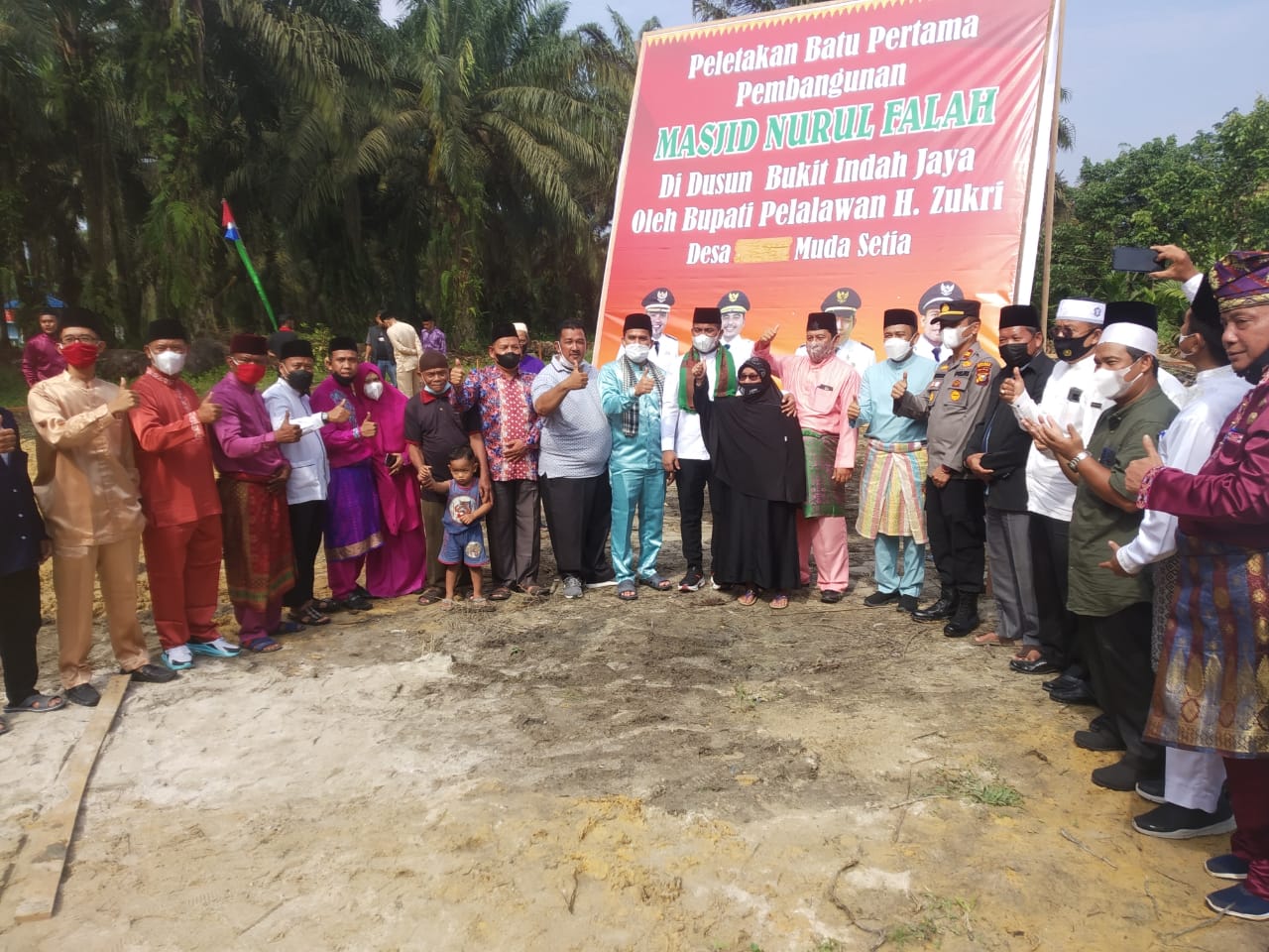 Bupati Pelalawan Hadiri Peletakan Batu Pertama Pembangunan Mesjid Nurul Falah Di Desa Muda Setia