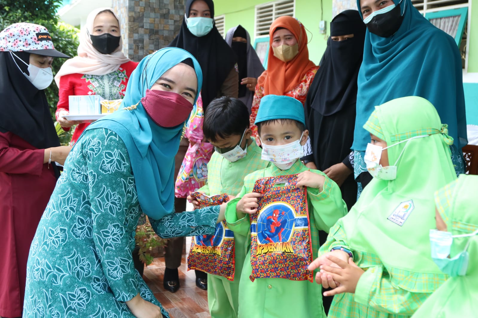 Ketua TP PKK Kabupaten Pelalawan Mengunjungi 2 Sekolah Di Pangkalan Kerinci Sekaligus Menyerahkan Bantuan Masker