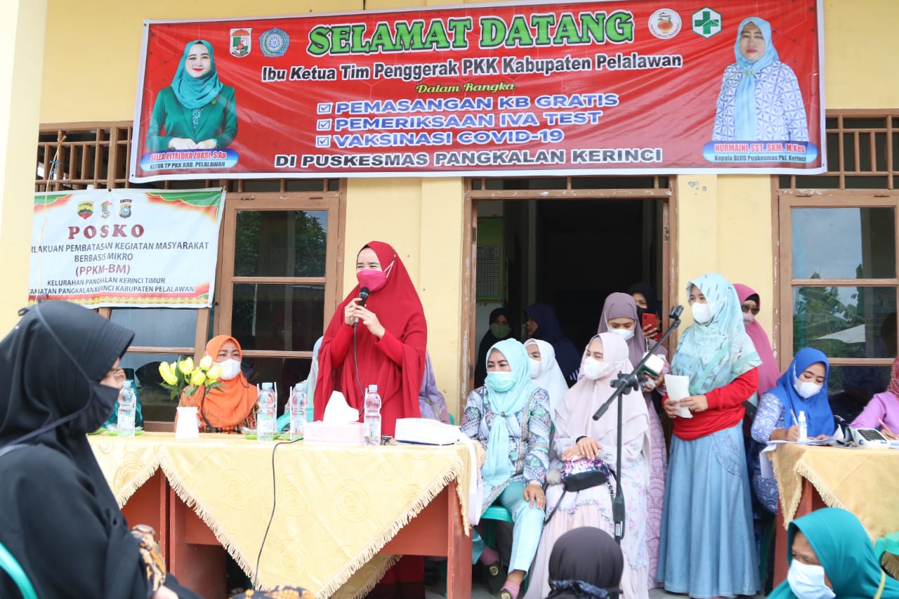 Ketua TP PKK Kabupaten Pelalawan Membuka Kegiatan Vaksinasi Di Pangkalan Kerinci