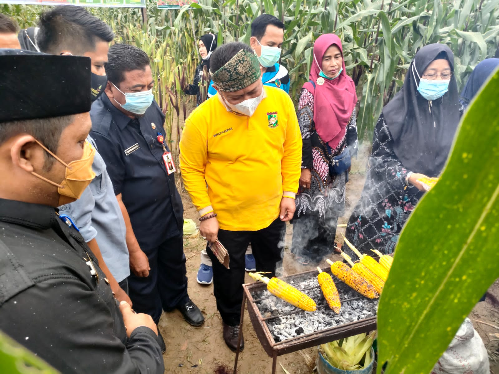 Dikampung Keduanya, Catur Lakukan Panen dan Bakar Jagung Bersama Masyarakat