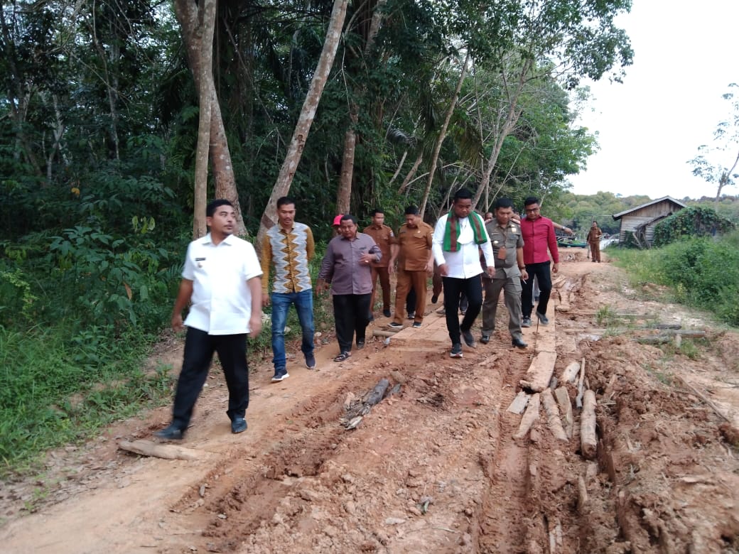 Tinjau Jalan Serta Temu Ramah Dengan Masyarakat Di Kerumutan, Bupati Pelalawan Harapkan Masyarakat Selalu Kompak