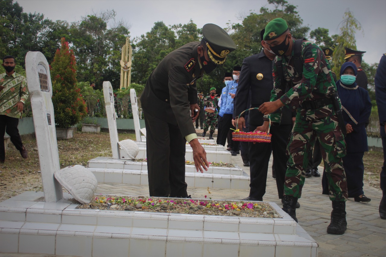 YONIF 132/BS Melaksanakan Upacara Peringatan Hari Pahlawan Ke-76 Tahun 2021