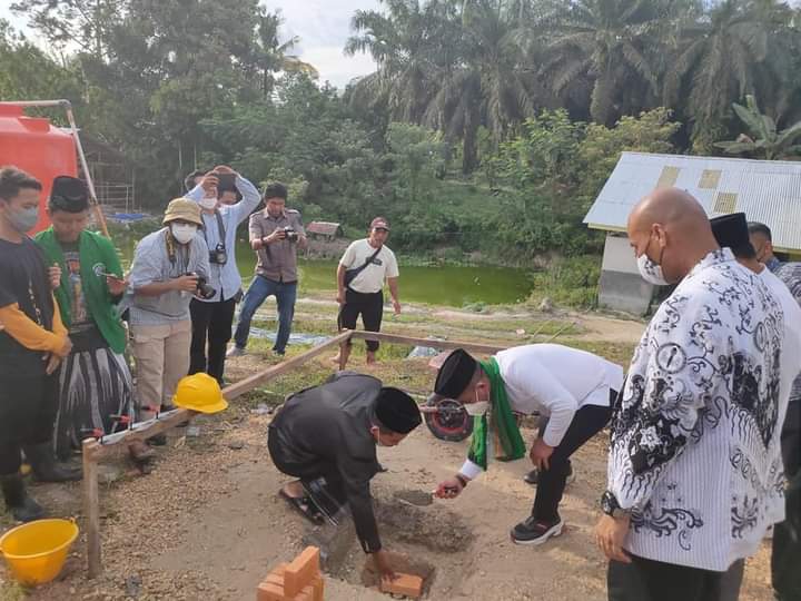 Bupati Pelalawan Lakukan Peletakan Batu Pertama Pembangunan Gedung Pondok Pesantren Darul Huda Di Kecamatan Ukui