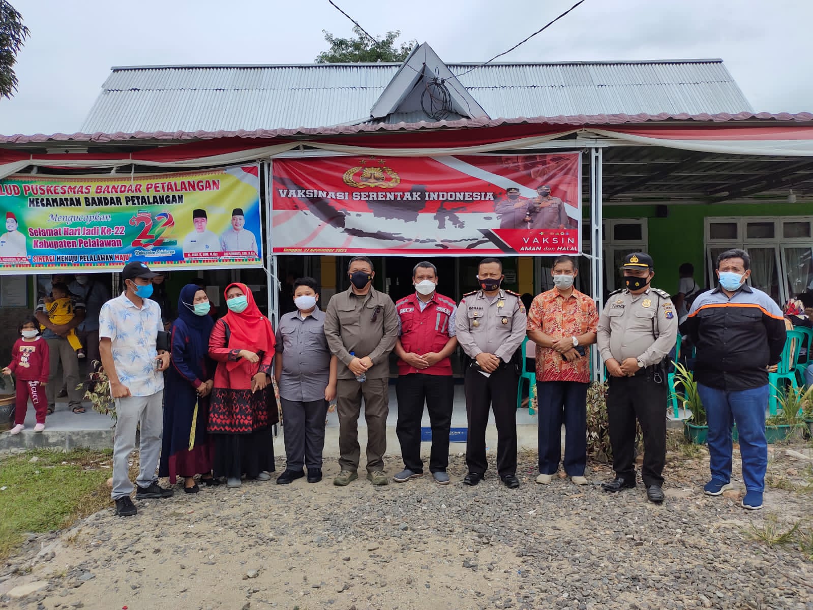 Kapolda Riau Tinjau Pelaksanaan Vaksinasi Massal di Kecamatan Bandar Petalangan