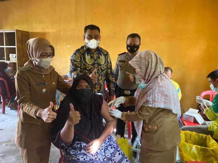 Pastikan Berjalan Lancar, Camat Bunut Srinursari, SE Memonitoring Pelaksanaan Vaksinasi Di Desa Balam Merah