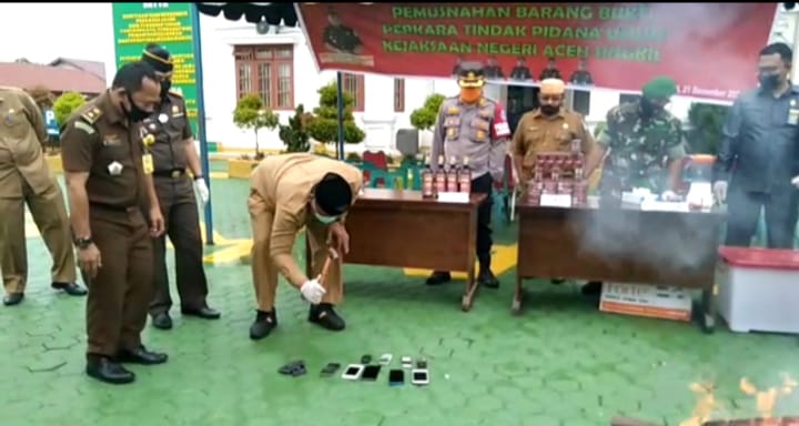 Kejari Aceh Singkil Musnahkan Barang Tindak Pidana Umum