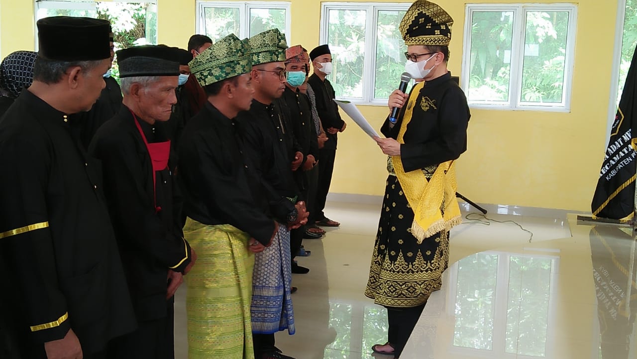 Ketua Umum Dewan Pimpinan Harian LAMR Kabupaten Pelalawan Kukuhkan Pengurus LAMR Kecamatan Ukui
