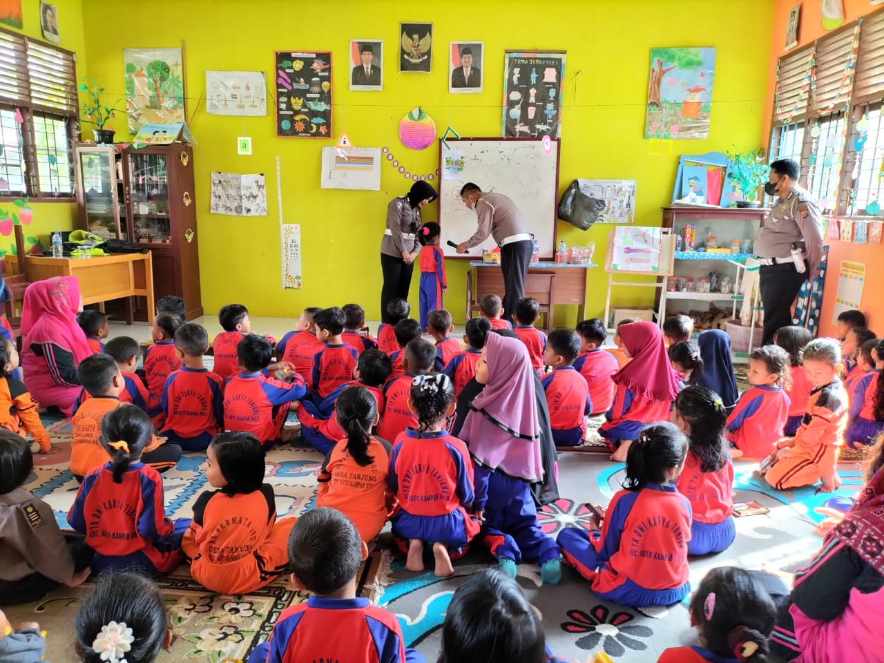 Sat lantas Polres Kampar Edukasi Anak Usia Dini Berlalu Lintas Dengan Benar