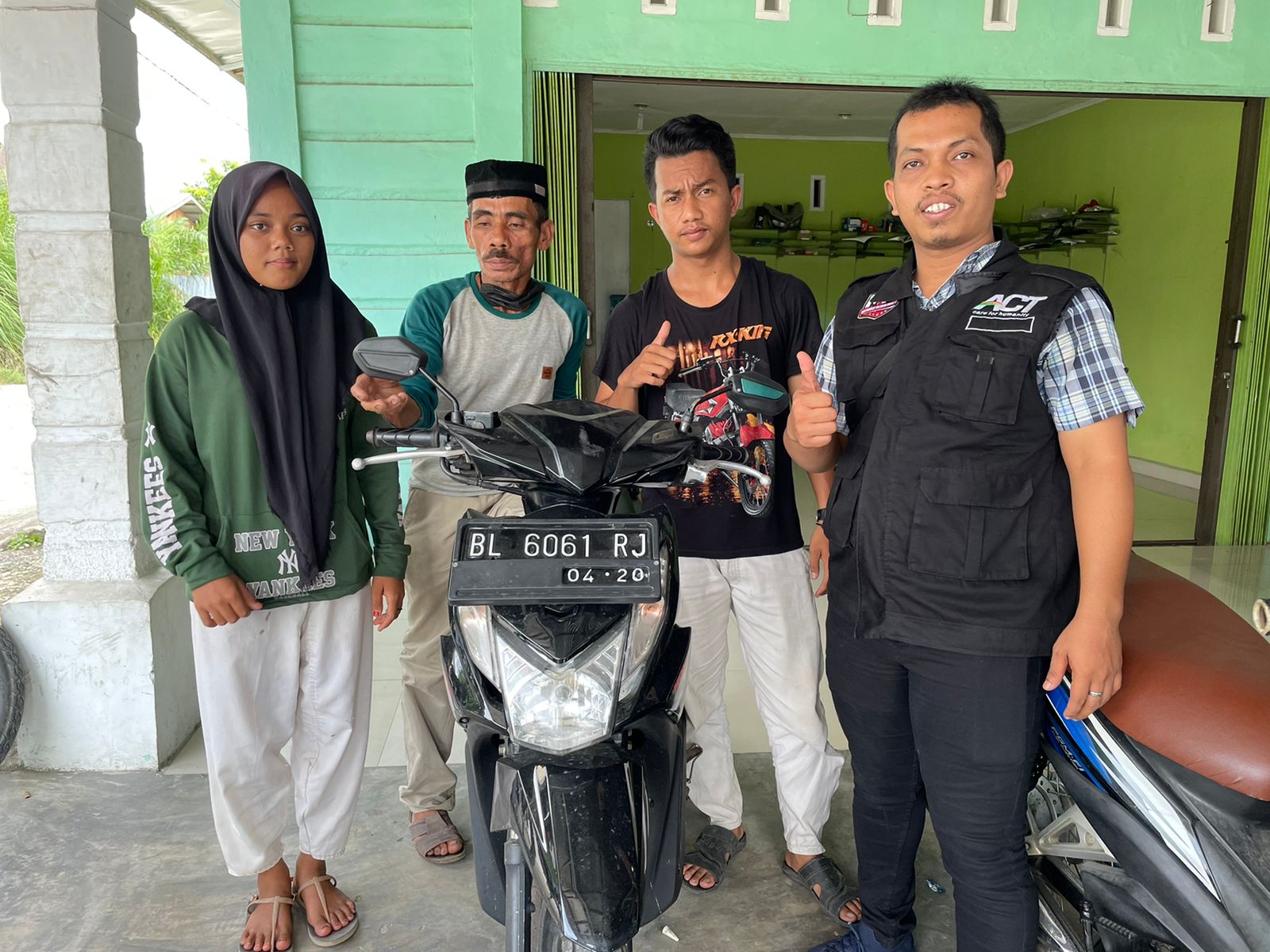 Baitul Mal Aceh melalui ACT Cabang Subulussalam Hadiahkan Sepeda Motor Untuk Iskandar