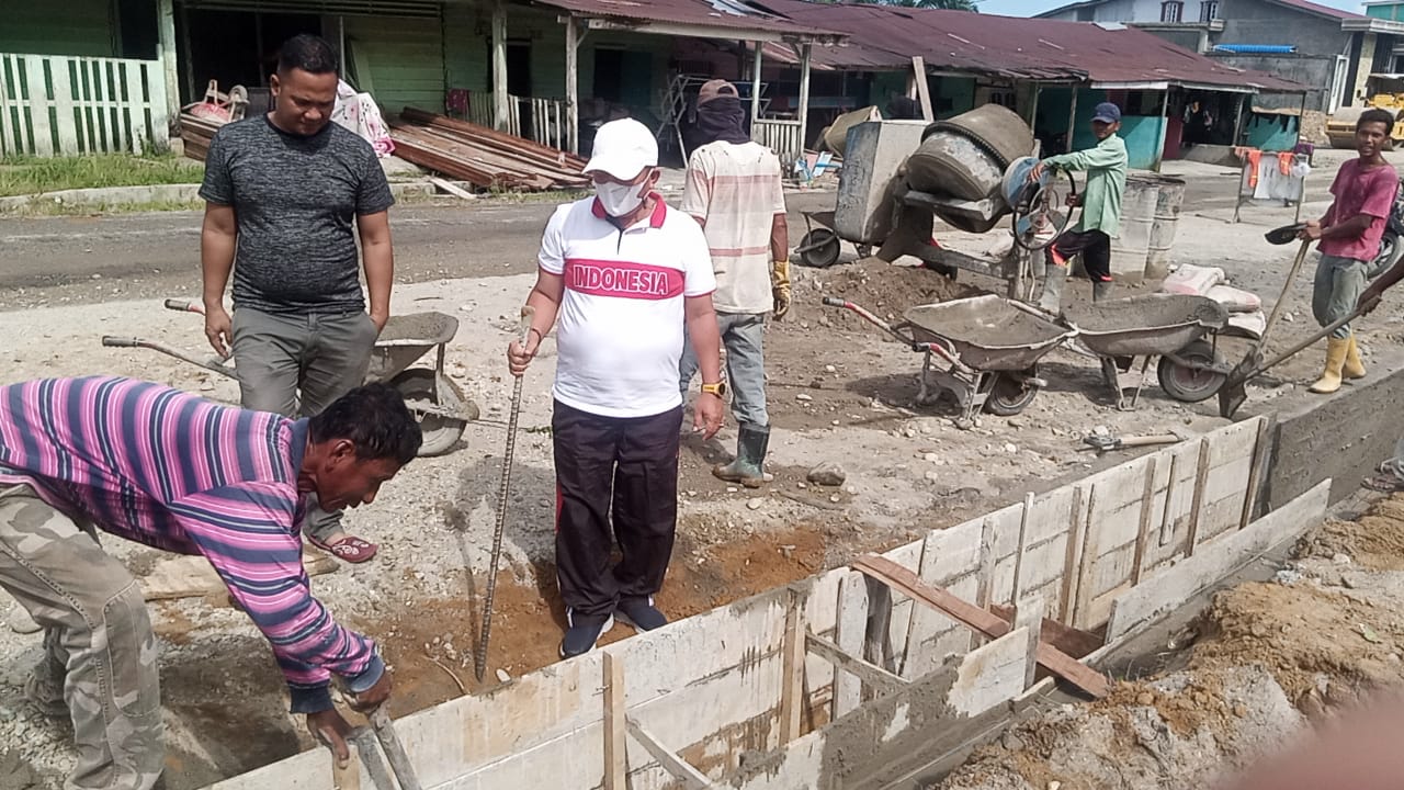 Disela – Sela Kesibukan H.Affan Alfian,SE Menyempatkan Diri Untuk Mengecek Pekerjaan Drainase Di Jalan Raja Asal
