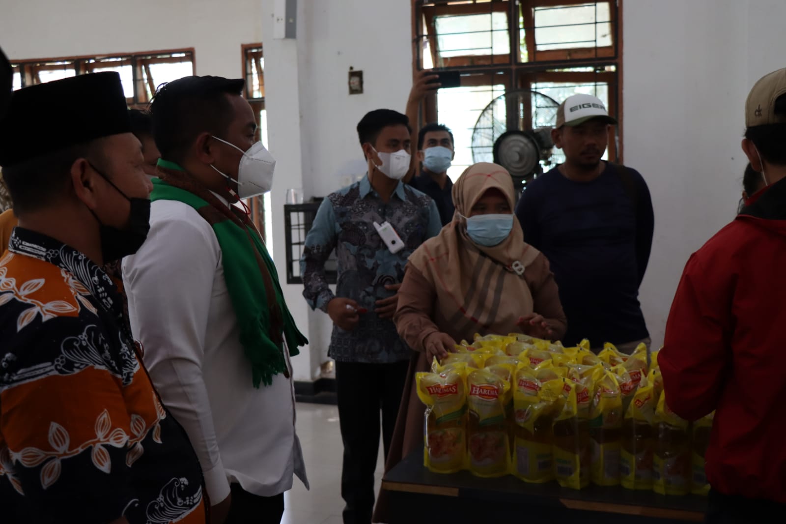 Bupati Pelalawan Buka Secara Resmi Operasi Pasar Minyak Goreng Bagi Masyarakat Pangkalan Kerinci