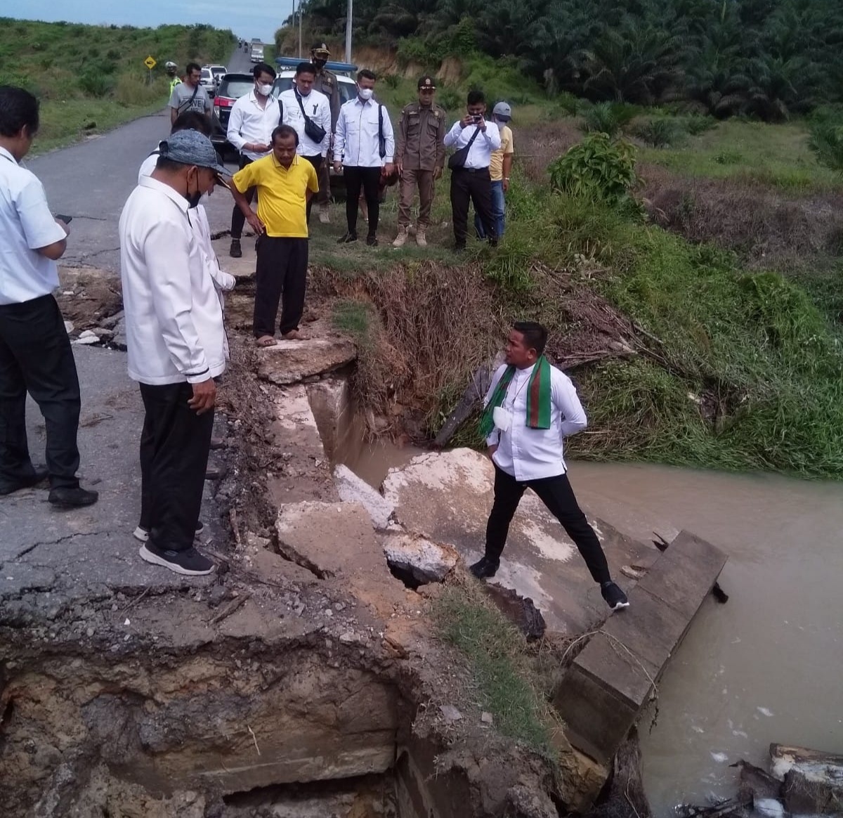 Bupati Pelalawan Tinjau Jembatan Amblas Di Kecamatan Ukui
