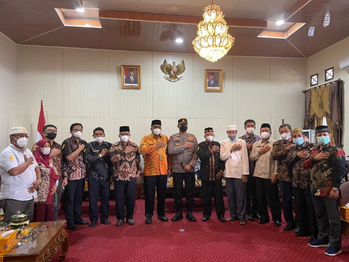Bupati Sambut Kedatangan Kapolda Aceh Ke Aceh Singkil Dalam Rangka Kunjungan Kerja