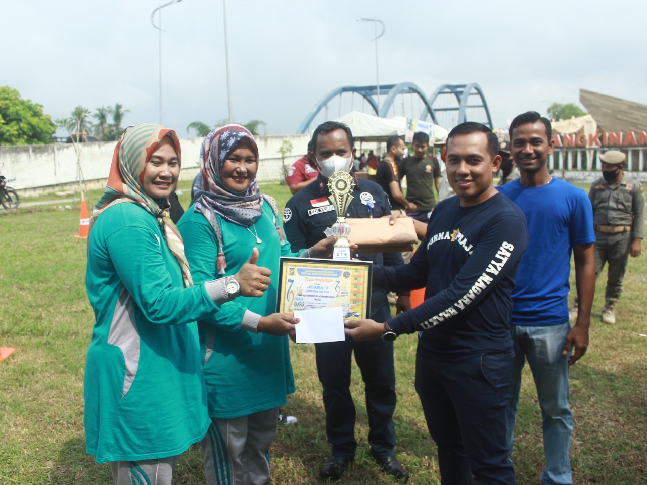 Meriahkan Hari Jadi Kampar,Pacu Goni Dimenangkan Oleh Dishub Dan Kecamatan Salo