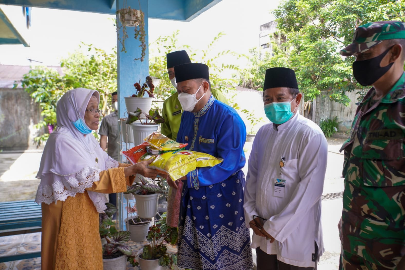 Bupati Kampar Berikan Bantuan Sembako Ke Panti Asuhan Muhammadiyah Kuok Dan Darul Huda Tapung