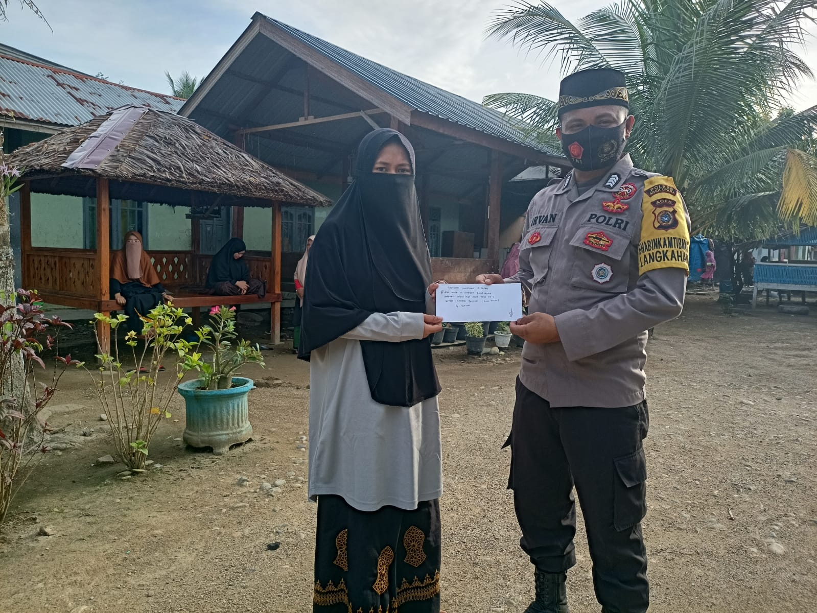 Bhabinkamtibmas Polsek Langkahan Bripka Irvan Serahkan Santunan Kepada Anak Yatim