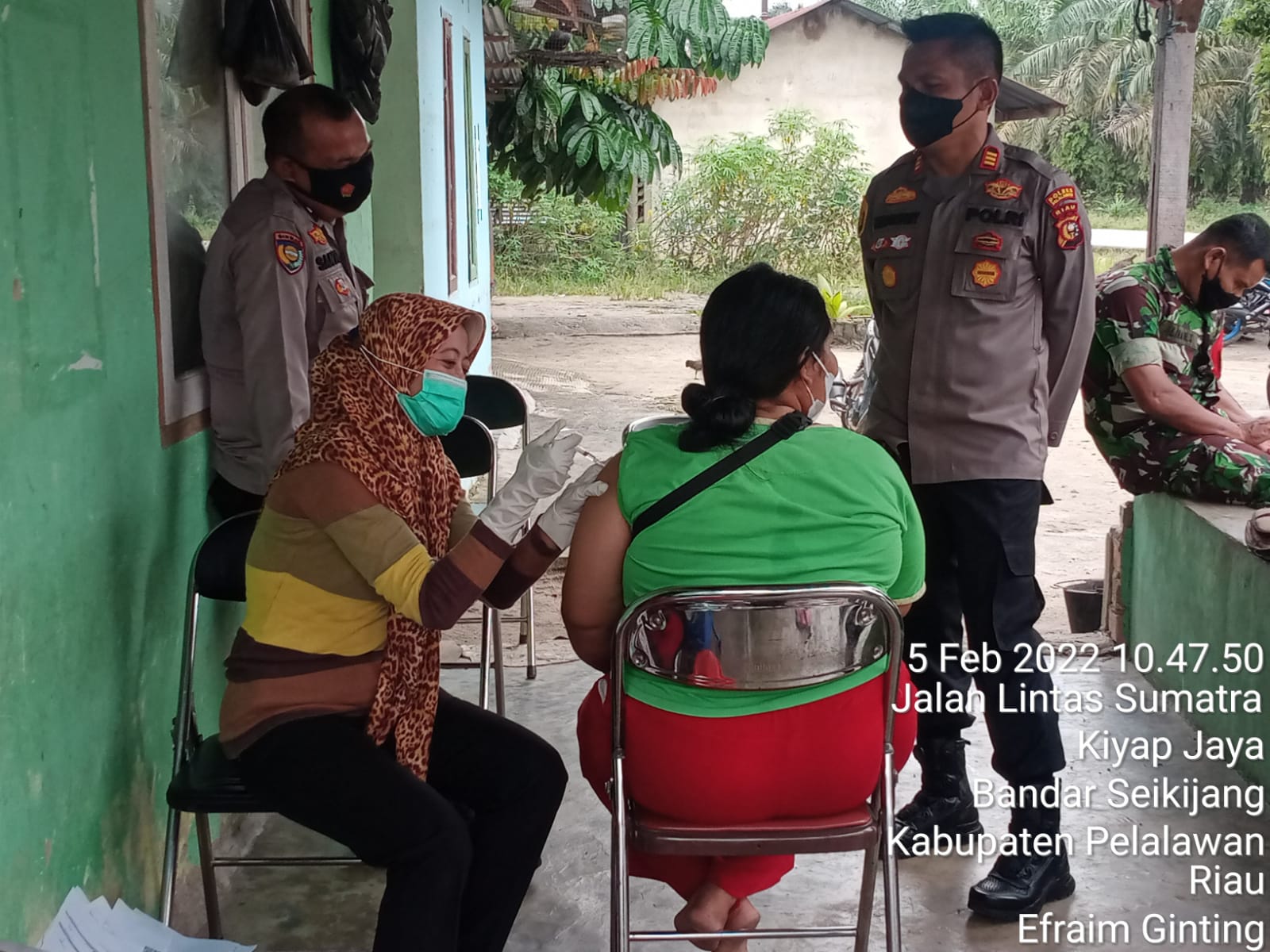 Kapolsek Bandar Sei Kijang Pimpin Kegiatan Vaksinasi Covid – 19 Door to Door Didesa Kiyap Jaya