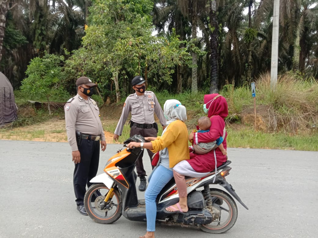 Kapolsek Kerumutan Kerahkan Personil Lakukan Giat Operasi Yustisi Penerapan Prokes Dipusat Perbelanjaan