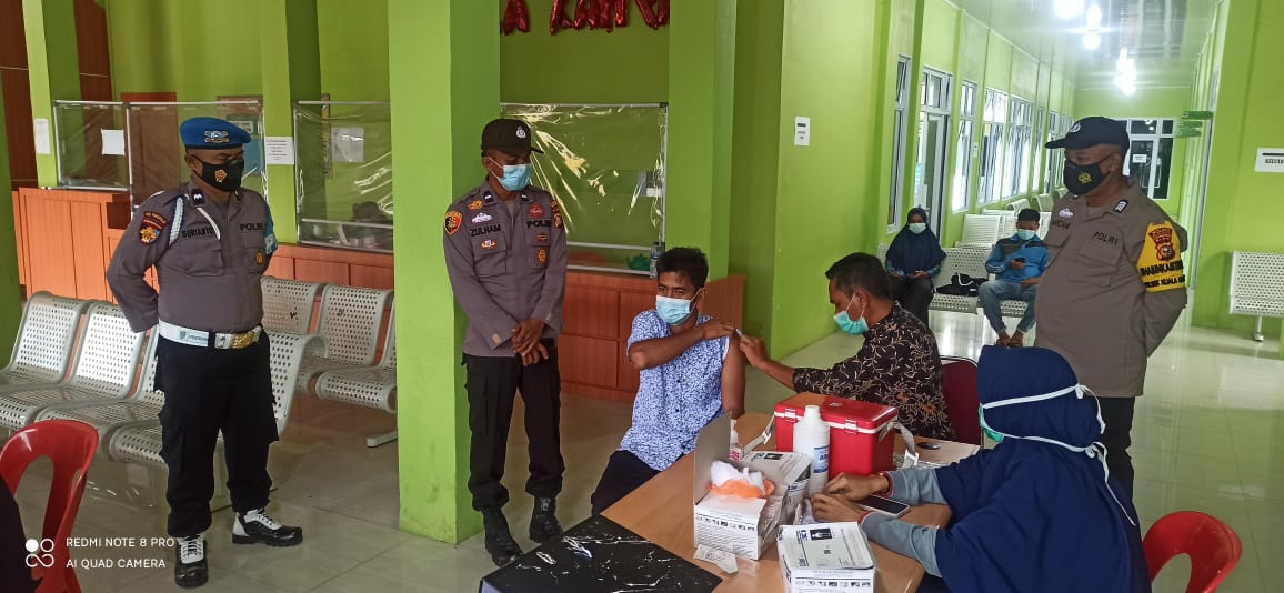 Personel Polsek Kuala Kampar Jajara Melaksanakan Pengawalan Kegiatan Vaksinasi Di BLUD Puskesmas