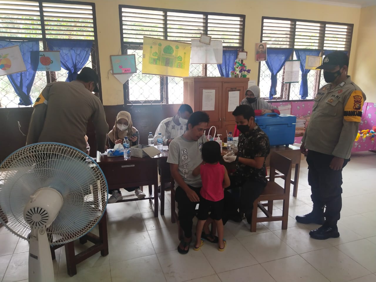 Percepatan Pelayanan Vaksinasi Covid – 19 Polsek Bersama Puskesmas Melakukan Kegiatan Vaksinasi Untuk Anak Usia 6-11 Tahun