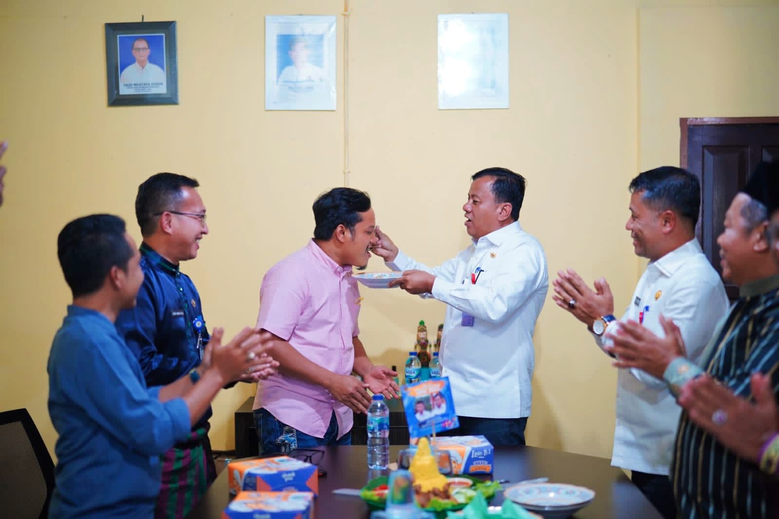 Plt Bupati dan Sekda Kuansing Berikan Kejutan HPN ke PWI ke 76 Tahun 2022
