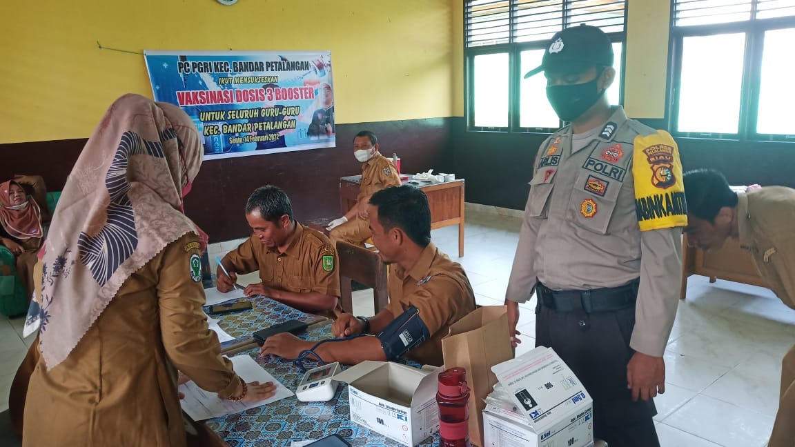 Bhabinkamtibmas Kelurahan Rawang Empat Lakukan Pengawalan Giat Vaksinasi Covid-19