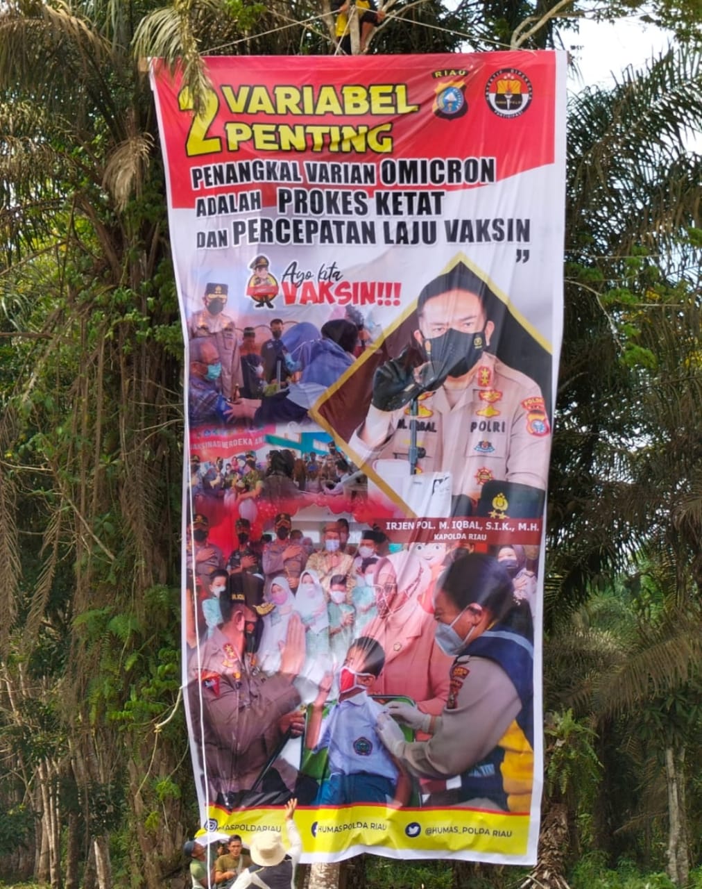 Polsek Teluk Meranti Kegiatan Pemasangan Spanduk Himbauan Waspada Virus – 19 Baru Omicron