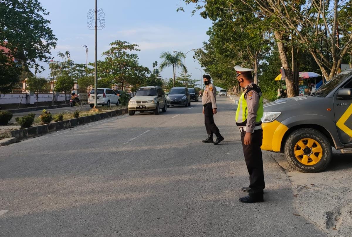 Polsek Pangkalan Kerinci Atur Lalin Rangka Mencegah Gerjadi Gangguan Kamtibmas Dan Kamseltibcar Lantas