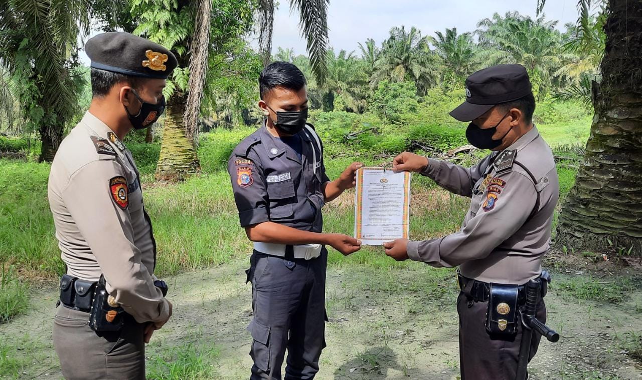 Antisipasi Karhutla Personil Polsek Bandar Sei Kijang Lakukan Himbauan Dan Menyebarkan Maklumat Kapolda Riau