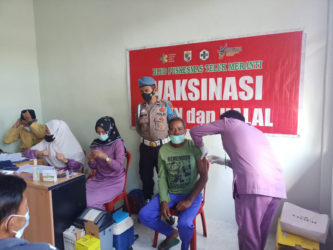 Giat Polsek Teluk Meranti Laksanakan Pemantauan Vaksinasi Massal di BLUD Puskesmas