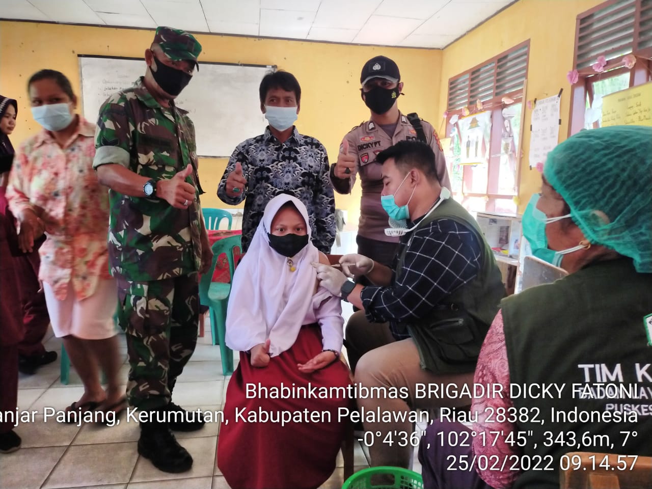 Polsek Kerumutan Melakukan Pengamanan Vaksinasi Anak SD di Desa Banjar Panjang