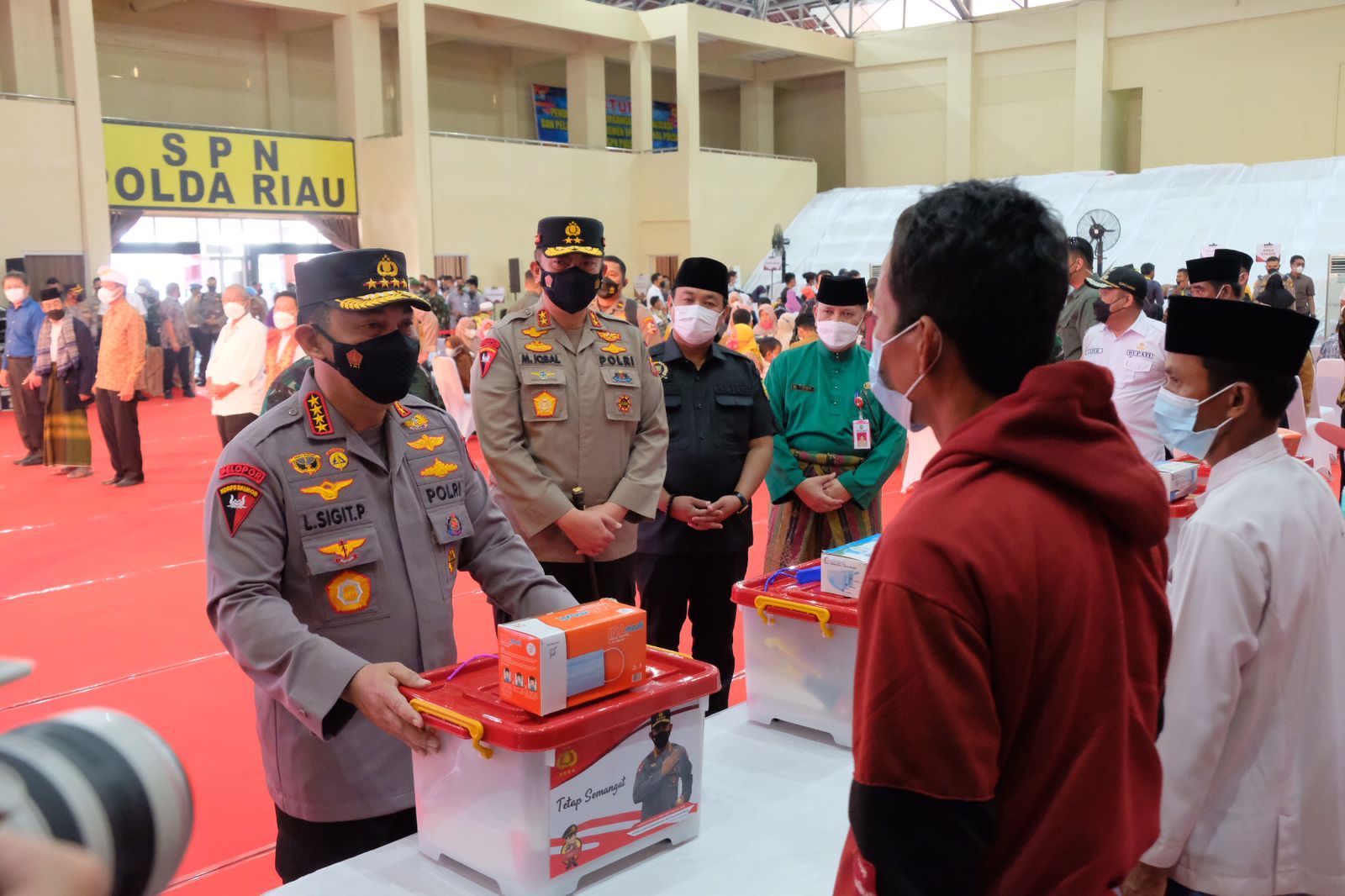 Tinjau Vaksinasi Massal di SPN Polda Riau, Kapolri : Diperlukan Solidaritas dan Sinergitas Seluruh Stakeholder Untuk Pengendalian Covid-19