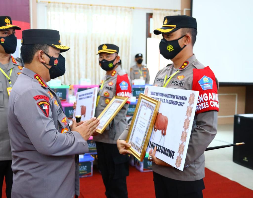 Capai Target Vaksin, Kapolri Serahkan Penghargaan dan Hadiah Kepada Kapolres Lhokseumawe