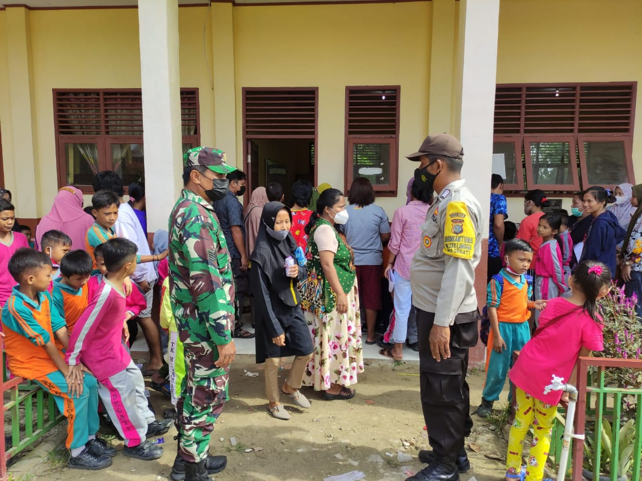 Bersama TNI, Polsek Langgam Kawal Giat Vaksinasi Massal